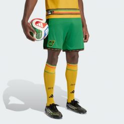 Spodenki domowe Jamajka 26 x Bob Marley. Zielone krótkie spodenki sportowe Adidas, s, bez wzorów, z materiału. Za 199.00 zł.