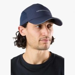 Czapka do biegania unisex Swedemount Ultra Light Running Cap szybkoschnąca. Niebieskie czapki z daszkiem SWEDEMOUNT, na wiosnę, bez wzorów. Za 79.99 zł.