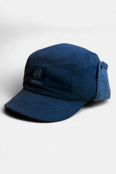 Czapka typu „trapper” dla dorosłych, unisex, z podszewką z polaru – kruczoczarna. Czarne czapki z daszkiem AFTER ESSENTIALS, na zimę, z aplikacjami, z polaru. Za 88.50 zł.