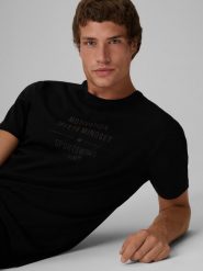 4F T-shirt regular z nadrukiem męski - czarny M. Czarne t-shirty 4F, m, bez wzorów, z bawełny, bez kołnierzyka, bez ramiączek. Za 69.99 zł.