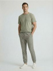 Bawełniane spodnie jogger - zielony. Zielone joggery i bojówki Sinsay, bez wzorów, z bawełny. Za 49.99 zł.