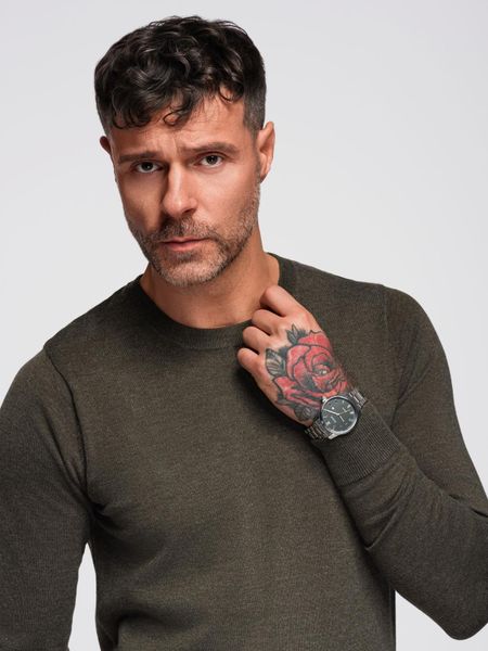 Męski sweter klasyczny z wiskozą BASIC z okrągłym dekoltem – oliwkowy melanż V17 - Rozmiar: L. Zielone swetry nierozpinane Ombre Clothing, l, bez wzorów, z dzianiny, bez kołnierzyka, bez ramiączek. W wyprzedaży za 89.99 zł.