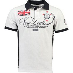 Koszulka polo w kolorze białym. Koszulki polo sportowe marki Geographical Norway Men. W wyprzedaży za 120.95 zł.