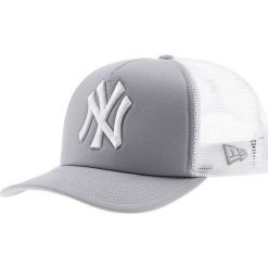 Czapka w kolorze szaro-białym. Czapki z daszkiem marki Street & Sports Wear. W wyprzedaży za 55.95 zł.