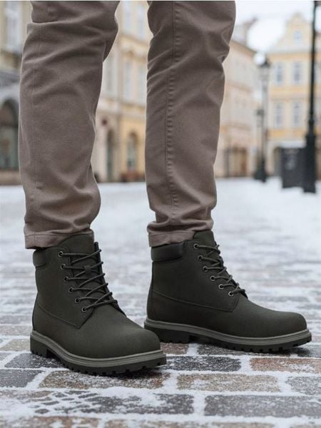 Trapery sznurowane z imitacji zamszu - czarny. Czarne trapery Sinsay, bez zapięcia. Za 79.99 zł.