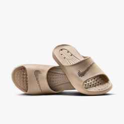 Klapki Nike Model Victori One Mens Showe Kolor Jasnobrązowy. Brązowe klapki Nike, z gumy. Za 230.45 zł.
