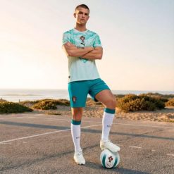 Spodenki piłkarskie replika Puma Portugalia Mistrzostwa Świata 2026. Krótkie spodenki sportowe Decathlon, l, bez wzorów, z materiału. Za 199.99 zł.
