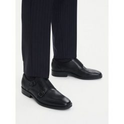 Półbuty ECCO. Czarne eleganckie półbuty ecco, bez wzorów, bez obcasa, bez zapięcia. Za 427.99 zł.