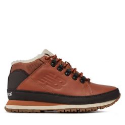 Trzewiki New Balance. Brązowe botki sznurowane New Balance, bez wzorów, bez obcasa, bez zapięcia. Za 499.99 zł.