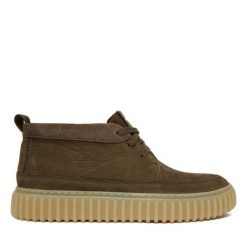 Trzewiki Clarks. Brązowe botki sznurowane Clarks, bez wzorów, bez obcasa, bez zapięcia. Za 569.99 zł.