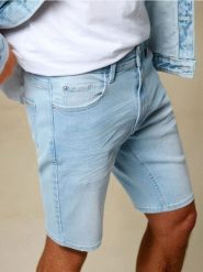 Jeansowe szorty slim fit z kieszeniami - niebieski. Niebieskie krótkie spodenki sportowe Sinsay, l, bez wzorów, z jeansu. W wyprzedaży za 29.99 zł.