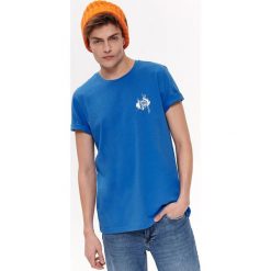 T-SHIRT Z NADRUKIEM. Bluzki z długim rękawem marki TOP SECRET. Za 39.99 zł.