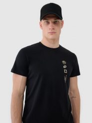 4F T-shirt regular z nadrukiem męski - czarny M. Czarne t-shirty 4F, m, bez wzorów, z bawełny, bez kołnierzyka, bez ramiączek. W wyprzedaży za 59.99 zł.