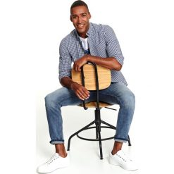 KOSZULA W MIKRO KRATKĘ Z KOŁNIERZEM BUTTON DOWN. Niebieskie koszule TOP SECRET, na jesień, l, bez wzorów, z jeansu, bez kołnierzyka, bez ramiączek. Za 109.99 zł.