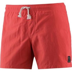 Szorty kąpielowe w kolorze czerwonym. Klapki marki Swimwear. W wyprzedaży za 75.95 zł.