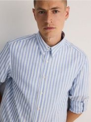 Koszula regular fit w paski - jasnoniebieski. Niebieskie koszule Reserved, l, bez wzorów, z bawełny, bez kołnierzyka, bez ramiączek. W wyprzedaży za 79.99 zł.