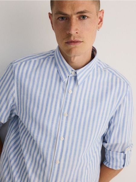 Koszula regular fit w paski - jasnoniebieski. Niebieskie koszule Reserved, l, bez wzorów, z bawełny, bez kołnierzyka, bez ramiączek. Za 139.99 zł.
