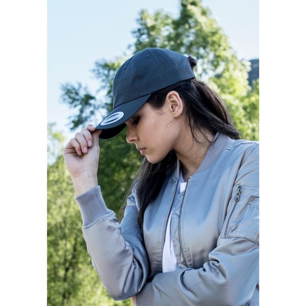 Czapka Flexfit low profile cotton twill. Niebieskie czapki z daszkiem FLEXFIT, bez wzorów, z bawełny. Za 63.80 zł.
