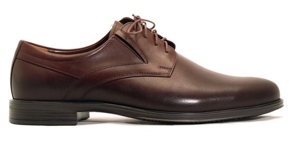 Wygodne brązowe półbuty męskie na szeroką stopę T222. Brązowe eleganckie półbuty Modini Moda Męska, bez wzorów, ze skóry, bez obcasa, bez zapięcia. W wyprzedaży za 332.10 zł.