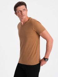 Klasyczna męska bawełniana koszulka z dekoltem w serek BASIC – brązowa V8 - Rozmiar: L. Brązowe t-shirty Ombre Clothing, l, bez wzorów, z bawełny, bez kołnierzyka, bez ramiączek. W wyprzedaży za 24.99 zł.