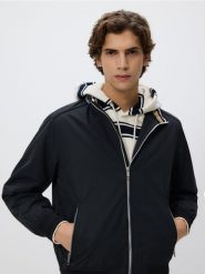 Kurtka bomberka ze stójką - czarny. Czarne kurtki Reserved, l, bez wzorów, z bawełny, bez kaptura. Za 169.99 zł.