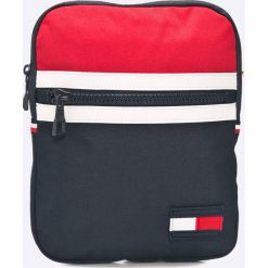Tommy Hilfiger - Saszetka. Saszetki i nerki marki Tommy Hilfiger, w paski, z materiału. W wyprzedaży za 199.90 zł.