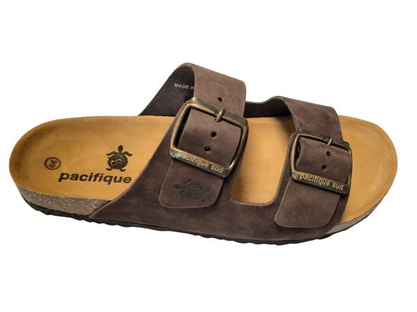 Klasyczne klapki unisex. Brązowe sztyblety PACIFIQUE SUD, bez wzorów, z nubiku, bez obcasa, bez zapięcia. Za 252.50 zł.