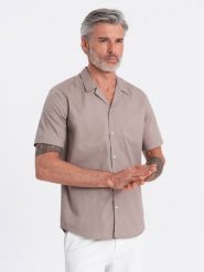 Koszula męska z krótkim rękawem i kubańskim kołnierzem - ciemnobeżowa V3 OM-SHSS-0168 - XXL. Brązowe koszule Ombre Clothing, na lato, l, bez wzorów, z bawełny, bez kołnierzyka, bez ramiączek. W wyprzedaży za 149.99 zł.