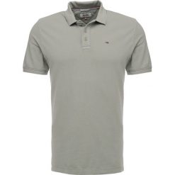 Tommy Jeans FINE GARMENT DYE Koszulka polo deep lichen. Koszulki polo marki Tommy Jeans. Za 279.00 zł.