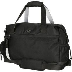 Torba sportowa TPU200 - głęboka czerń. Torby na ramię 4F, bez wzorów, na ramię, bez dodatków. W wyprzedaży za 79.99 zł.