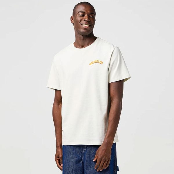 MESKA KOSZULKA WRANGLER GRAPHIC TEE VINTAGE WHITE 112362797. Białe t-shirty Wrangler, xl, bez wzorów, bez kołnierzyka, bez ramiączek. Za 79.99 zł.