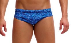Kąpielówki męskie Funky Trunks Pebble Beach - slipy. Niebieskie slipy i bokserki Funky Trunks, l, bez wzorów, z materiału. Za 139.00 zł.