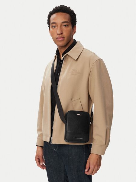 Tommy Hilfiger Saszetka Th Central Mini Reporter AM0AM14433 Czarny. Czarne saszetki i nerki Tommy Hilfiger, bez wzorów, ze skóry. Za 369.99 zł.