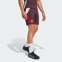 Szorty FC Bayern Tiro 24 Training. Czerwone krótkie spodenki sportowe Adidas, xs, bez wzorów, z materiału. W wyprzedaży za 140.00 zł.