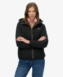 Superdry Kurtka wiatrówka Essential Tri z recyklingowanego poliestru – Czarna. Czarne kurtki Superdry, bez wzorów, z materiału, bez kaptura. Za 425.75 zł.