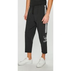 Adidas Originals - Spodnie. Spodnie materiałowe marki adidas Originals. W wyprzedaży za 249.90 zł.
