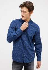 Męska Koszula MUSTANG Elmore Aop On Dark Blue 1014762 12546. Niebieskie koszule Mustang, l, bez wzorów, bez kołnierzyka, bez ramiączek. Za 129.99 zł.