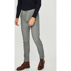 Pepe Jeans - Spodnie James. Spodnie materiałowe marki Pepe Jeans. W wyprzedaży za 249.90 zł.