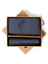 Finshley & Harding London krawat i poszetka z jedwabiu Mężczyźni Jedwab (100%) niebieski, ONE SIZE. Niebieskie krawaty i muchy Finshley & Harding London, bez wzorów, z jedwabiu. Za 199.95 zł.