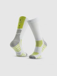 4F Skarpetki kolarskie długie męskie - białe 39-42. Białe skarpety 4F, bez wzorów. Za 49.99 zł.