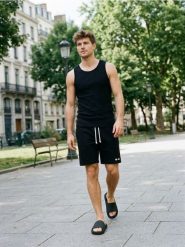 Szorty slim - czarny. Czarne krótkie spodenki sportowe Sinsay, l, bez wzorów. W wyprzedaży za 19.99 zł.
