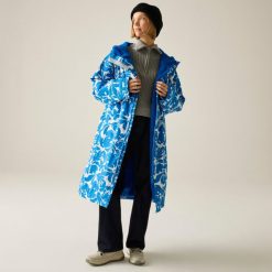 Wodoodporny szlafrok do przewijania dla dorosłych unisex. Białe szlafroki Regatta, bez wzorów, bez ramiączek, bez kaptura. Za 296.99 zł.