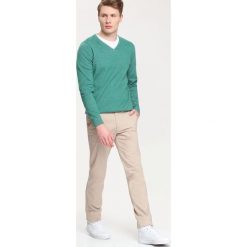 SWETER DŁUGI RĘKAW MĘSKI. Brązowe swetry nierozpinane TOP SECRET, m, bez wzorów, z bawełny, bez kołnierzyka, bez ramiączek. W wyprzedaży za 49.99 zł.
