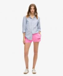 Superdry Szorty Racer Sportswear z bawełny – PAPARAZZI PINK. Czerwone krótkie spodenki sportowe Superdry, bez wzorów, z bawełny. Za 156.30 zł.