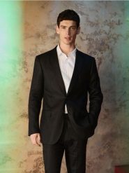 Lniana marynarka slim fit - czarny. Czarne garnitury Reserved, bez wzorów, z tkaniny. Za 599.99 zł.