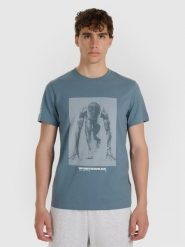 4F T-shirt regular z nadrukiem męski - granatowy L. Niebieskie t-shirty 4F, l, bez wzorów, z bawełny, bez kołnierzyka, bez ramiączek. W wyprzedaży za 59.99 zł.