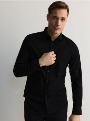 Bawełniana koszula super slim fit - czarny. Czarne koszule Reserved, l, bez wzorów, z bawełny, bez kołnierzyka, bez ramiączek. Za 129.99 zł.