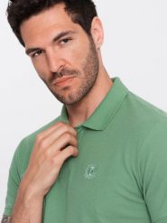 Męska jednokolorowa koszulka polo BASIC z dzianiny pique - zielona V11 OM-POBS-0100 - XXL. Zielone koszulki polo sportowe Ombre Clothing, l, z aplikacjami, z bawełny, bez kołnierzyka, bez ramiączek. Za 77.99 zł.