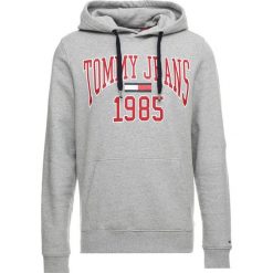 Tommy Jeans ESSENTIAL GRAPHIC HOODIE Bluza z kapturem grey. Bluzy marki Tommy Jeans. Za 399.00 zł.