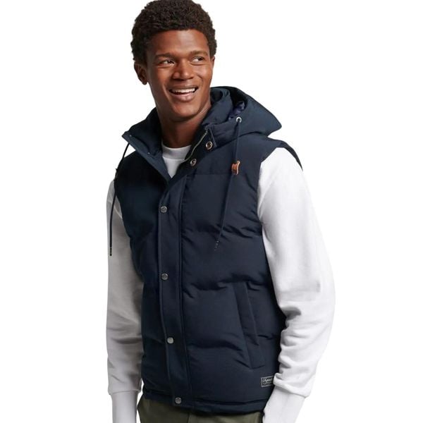 Kurtka bez rękawów z kapturem Superdry Everst. Niebieskie kurtki Superdry, na zimę, m, bez wzorów, z materiału, z kapturem. Za 482.50 zł.